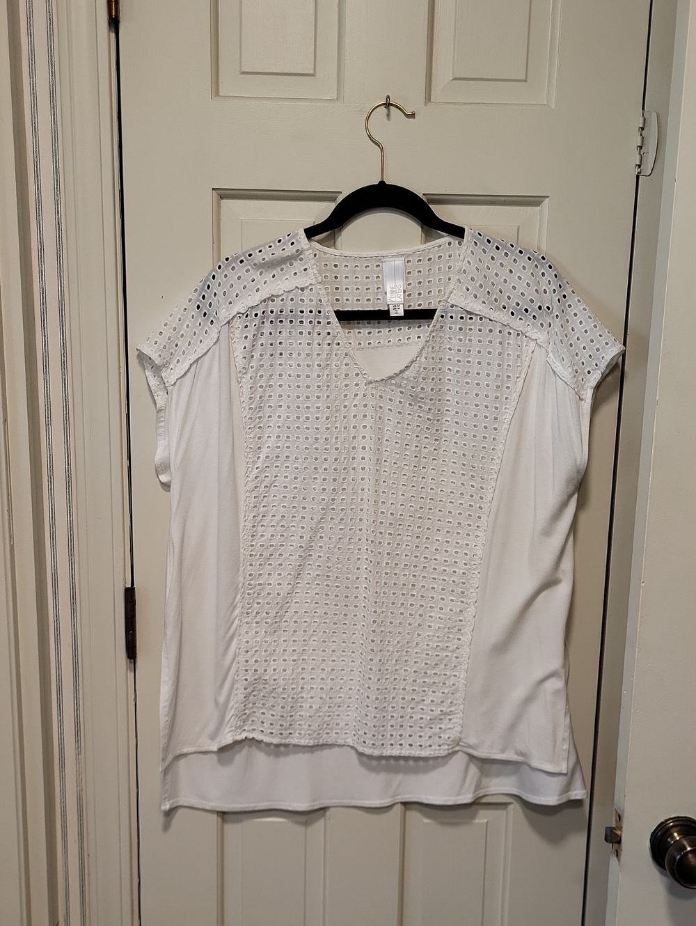 MarlaWynne White Eyelet V‑Neck Tunic Top